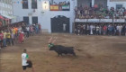Un recortador de 24 años recibe una cornada en un festejo taurino en Navas del Madroño