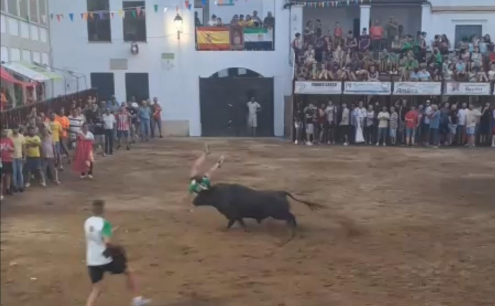 Un recortador de 24 años recibe una cornada en un festejo taurino en Navas del Madroño