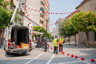 Comienza la instalación de casi 9.000 farolillos con motivo de la Feria de Mérida