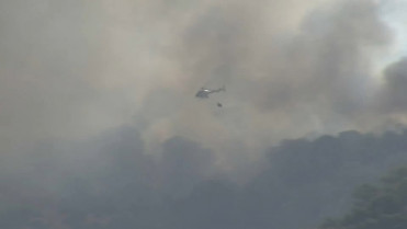 Un incendio en Escurial obliga a cortar la A-5 en ambos sentidos