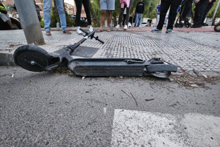Un joven de 23 años sufre un trauma craneal tras caer de un patinete eléctrico en Badajoz