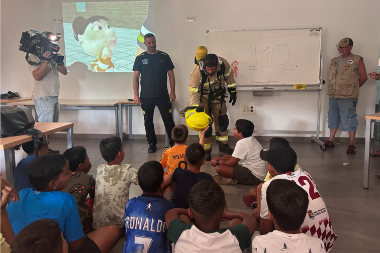 Los bomberos del SEPEI de Cáceres abren sus puertas a 40 niños saharauis