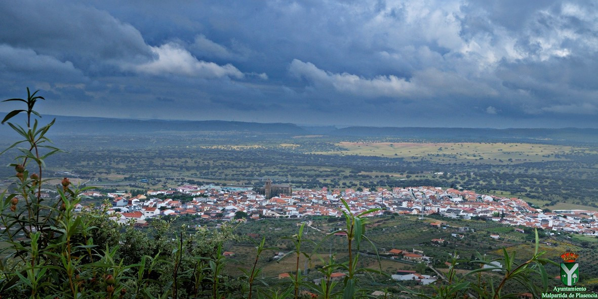 Vista del pueblo desde el Cerro Canalizo.  Foto Ayto. Malpartida de Plasencia