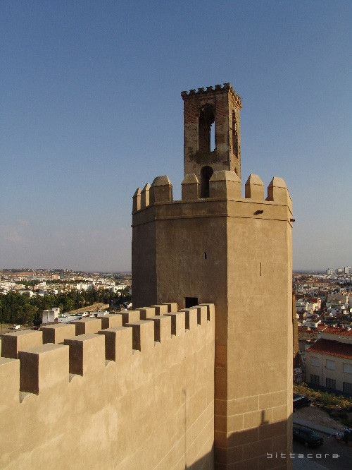 Se desprende un tramo de la muralla junto a la torre de Espantaperros en Badajoz