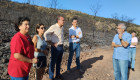 El alcalde de Cáceres, Rafael Mateos, visita a los vecinos afectados por los incendios