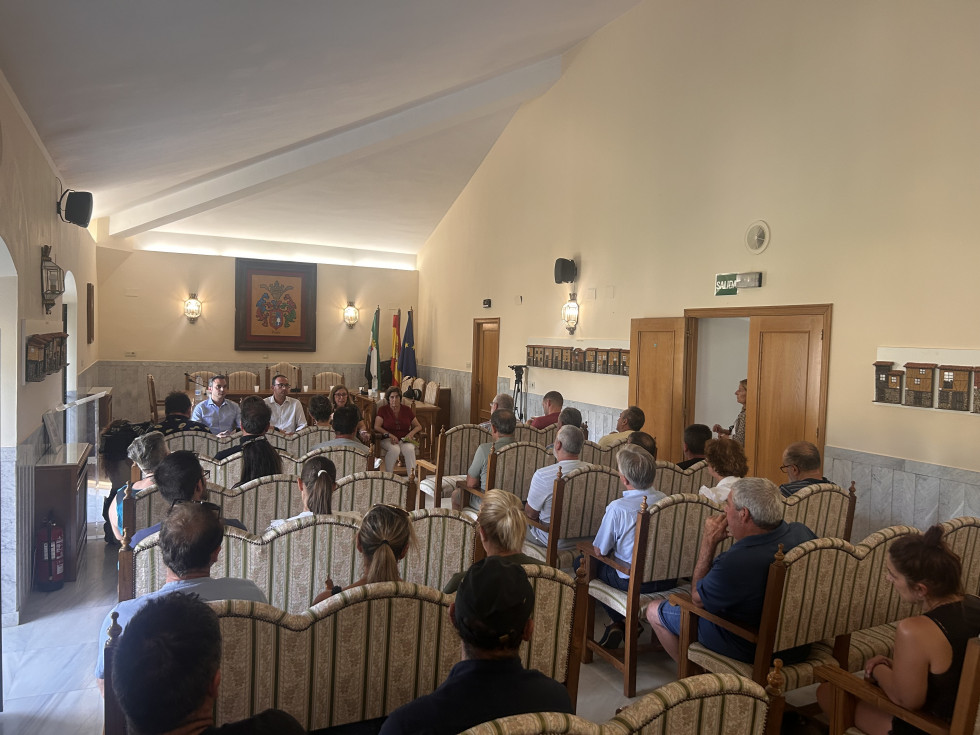 La Junta garantiza el apoyo a los agricultores tras el incendio de Jarilla