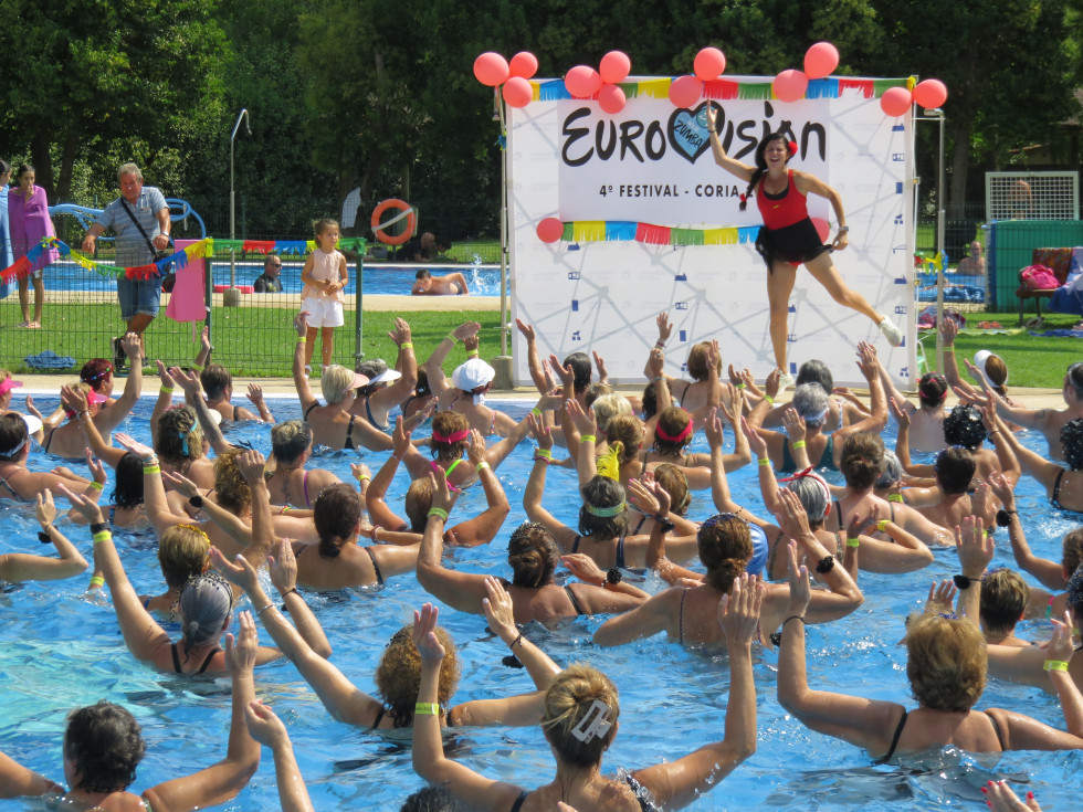 Un Festival de Aquazumba despide los cursos de aquaerobic en Coria