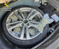 Interceptan más de dos kilos de droga ocultos en la rueda de repuesto de un vehículo extranjero
