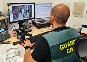 Un encapuchado armado atraca un negocio y se lleva más de 500 euros