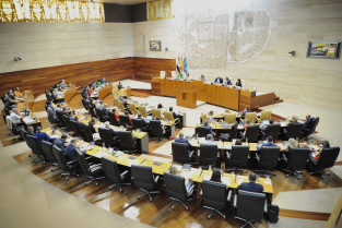 La Asamblea de Extremadura convalida el decreto sobre gobiernos en funciones