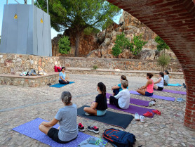 Una invitación al equilibrio: yoga gratuito en Talayuela