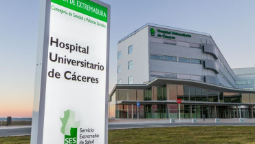 Dos jóvenes heridos tras la colisión de una moto y un turismo en Cáceres
