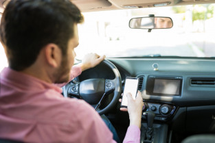 Controles en Mérida: 64 multas por usar el teléfono móvil al volante