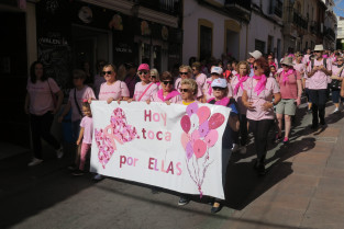 La esperanza camina en Ribera del Fresno con la marcha contra el cáncer de mama