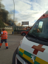 Un incendio provoca importantes daños en una fábrica de corcho de San Vicente de Alcántara