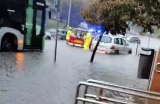 Calles anegadas y vehículos afectados por las fuertes lluvias en Cáceres