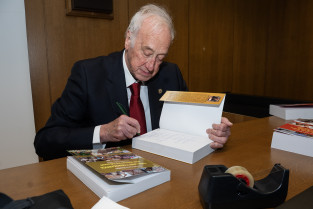 Plasencia acogerá la presentación de la última trilogía del profesor Carlos Buezas