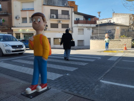 Talayuela, pionera en Extremadura en reforzar la seguridad vial con muñecos en pasos de peatones