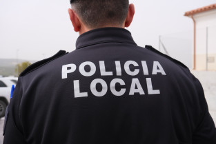 La Policía de Cáceres salva a un hombre semiinconsciente en el interior de un piso en llamas