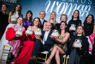 Raquel Sánchez Silva recibe uno de los premios Woman Extremadura