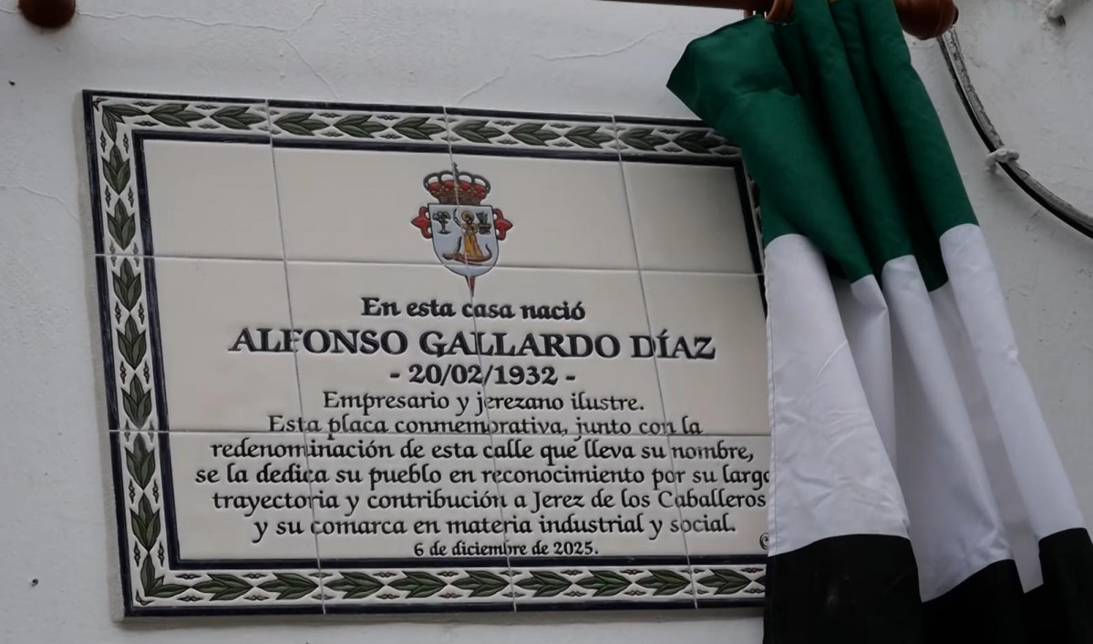 Placa descubierta en la fachada de la casa de Alfonso Gallardo.