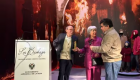 Homenaje a Alejandro Sanz: sus tíos recogen el Escobón de Oro en La Vera