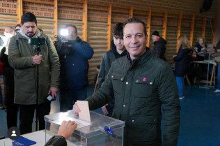 El candidato de VOX vota en Cáceres y recuerda la importancia de esta cita para el futuro de la región