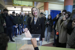 María Guardiola acude a las urnas en Cáceres y anima a la participación ciudadana