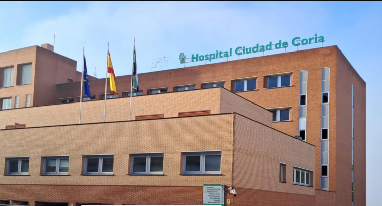 Tres heridos tras un choque entre una moto y un coche en el norte de Cáceres