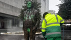 Vandalizan con pintadas de VOX la estatua de Miguel Celdrán en Badajoz