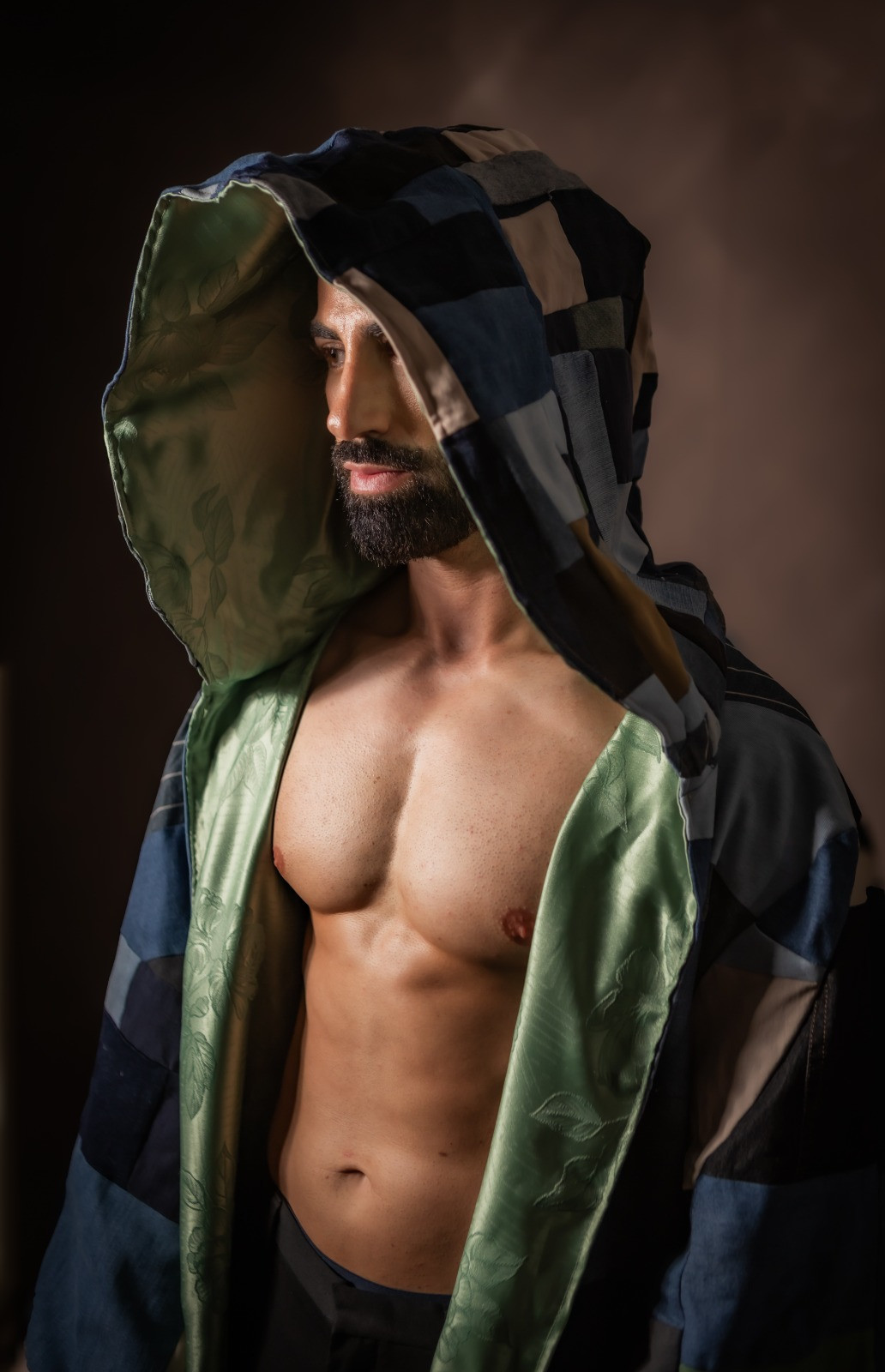 Hombre con una de las prendas creadas por Valle