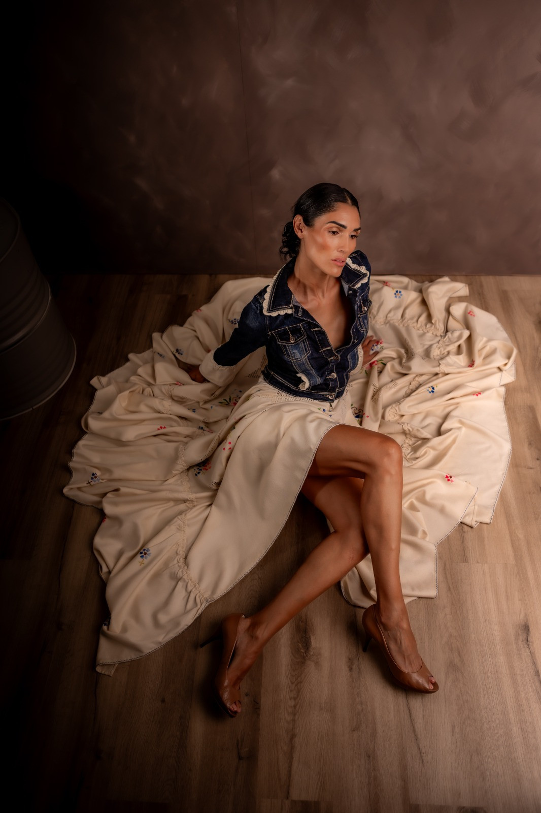 Mujer con uno de los vestidos creados por Valle 3