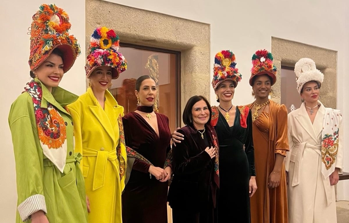 Mujeres con la gorra montermoseu00f1a