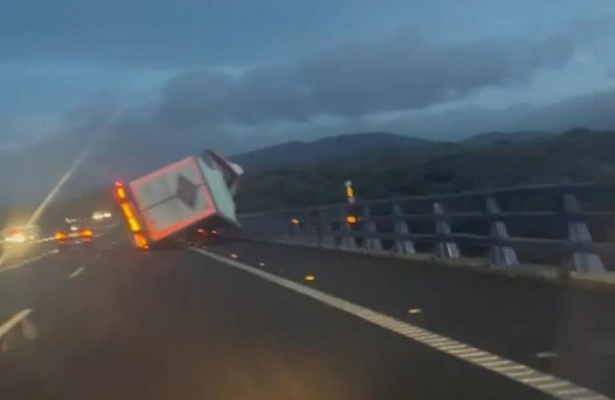 Camion volcado, tiempo