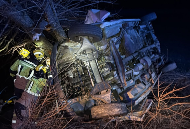 Muere el conductor de un vehículo al chocar contra un árbol en Valencia de Alcántara