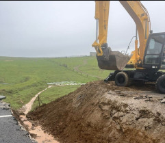 Las fuertes lluvias provocan un socavón en la carretera provincial CC-350
