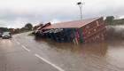 Un camión vuelca por las inclemencias meteorológicas entre Guijo de Galisteo y Montehermoso