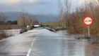 Cortada la carretera entre Barquilla y Miramontes por un arroyo que impide el paso de vehículos