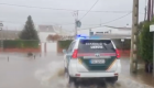 La Guardia Civil auxilia a una vecina de La Isleta de Coria para abandonar su vivienda