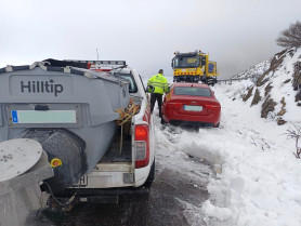 Los equipos de vialidad invernal rescatan un coche atrapado en la nieve en la CC-224