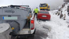 Los equipos de vialidad invernal rescatan un coche atrapado en la nieve en la CC-224