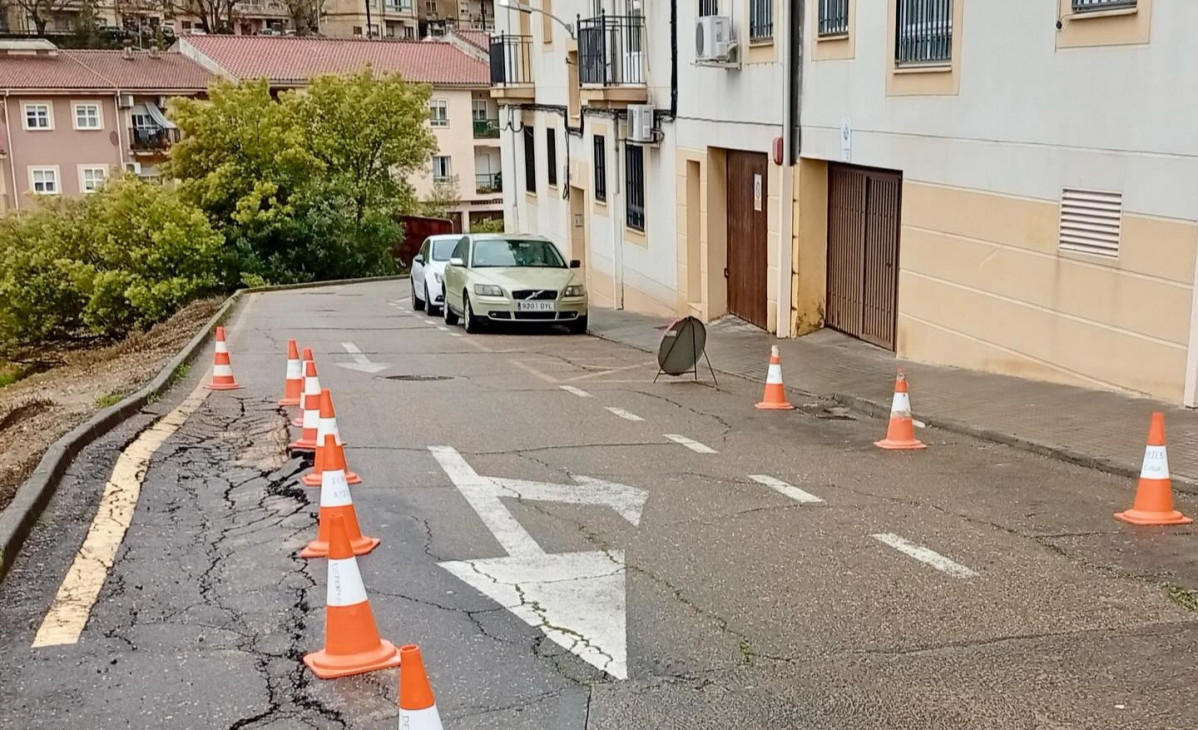 Movimiento de tierras en la calle Camino de la Virgen Coria