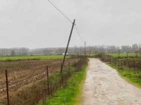La Policía Local de Coria alerta del riesgo de caída de un poste eléctrico
