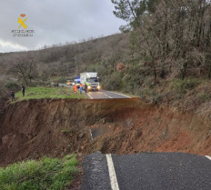 Estas son las imágenes del socavón que se tragó un coche en Extremadura