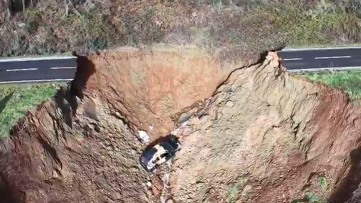 Coche talud socavon carretera berzocana logrosan