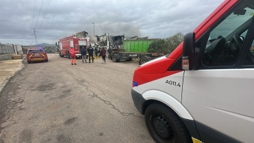 Un incendio destruye una fábrica de tostado de frutos secos en Lobón