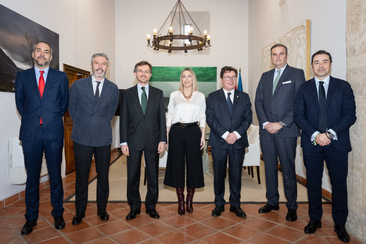 Reuniu00f3n de Maru00eda Guardiola con los responsables de Fotowatio Renewable Ventures (FRV). 4