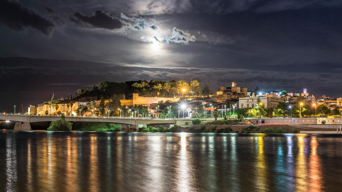 Panorámica de Badajoz de noche. Foto Turismo de Badajoz