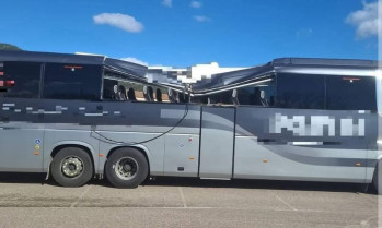 Un pino cae sobre un autobús de la línea Madrid-Cáceres sin causar heridos