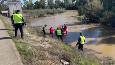 Rescatadas cuatro personas que llevaban días aisladas por la crecida del Guadiana